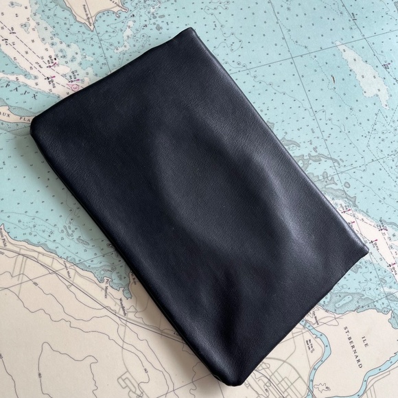 Vintage 70s Artel Black and Brown Clutch with Bakelite Handle - Picture 5 of 5